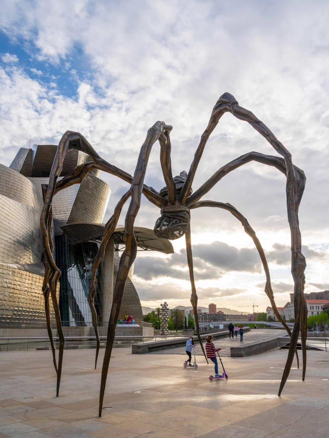 Louise Bourgeois, Araña, 1997. Vista de instalación en el Museo Guggenheim de Bilbao. Foto: Héctor Tarancón