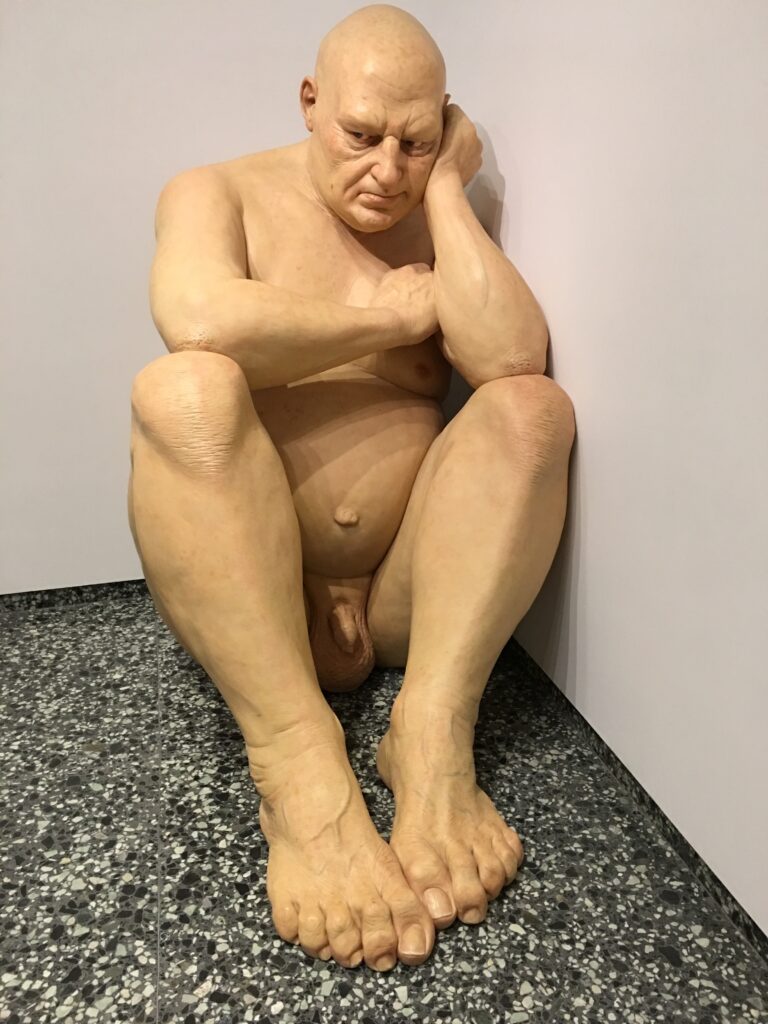 Ron Mueck, sin título (Big man), Hirshhorn Museum and Sculpture Garden, Washington, 2000.