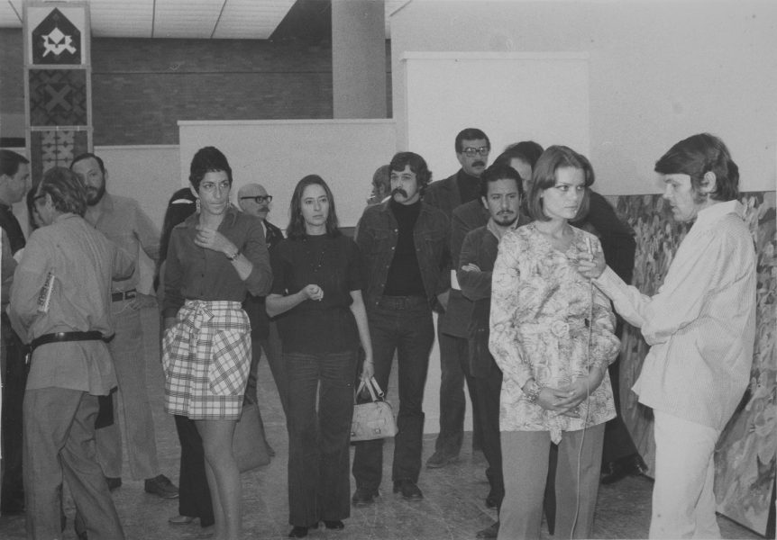 Carla Stellweg entrevistando a José Luis Cuevas. Fotografía tomada de la revista de arte Terremoto.